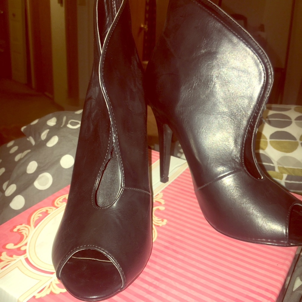 Peep Toe high heel shootie